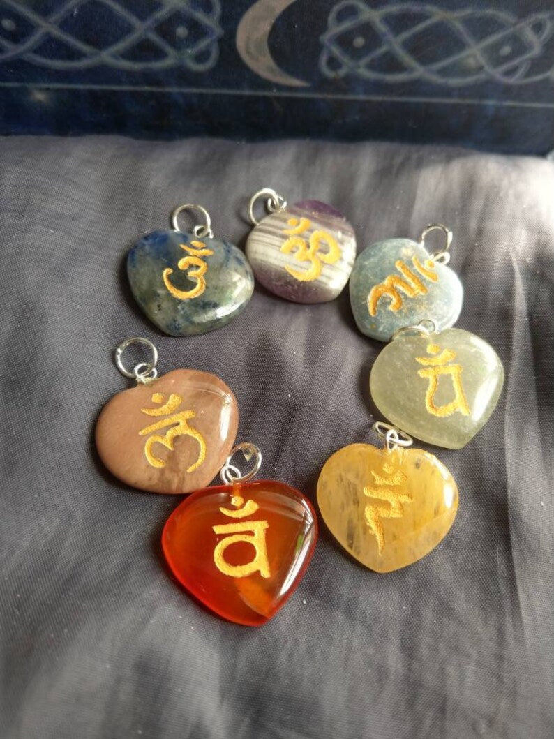 SET 7 COLGANTE CORAZÓN MINERAL CHAKRAS GRABADO 890