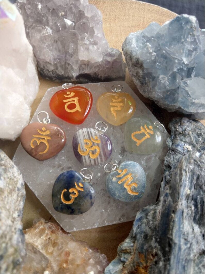 SET 7 COLGANTE CORAZÓN MINERAL CHAKRAS GRABADO 890