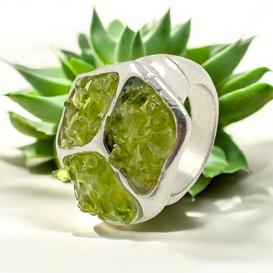 Anillo Zamak con OLIVINA Tres Rombos REF 7