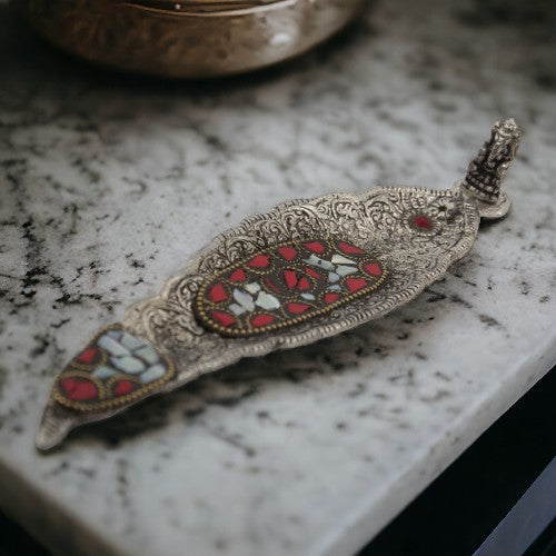 QUEMADOR INCIENSO METAL LABRADO HOJA 22X5CM - DOS PIEDRAS ROJO