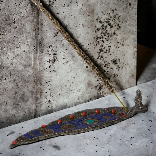 QUEMADOR INCIENSO METAL LABRADO HOJA 22X5CM - UNA PIEDRA AZUL