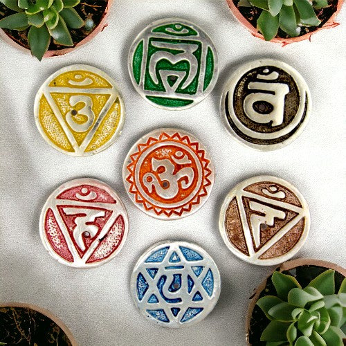 SET DE SIETE MINI QUEMADORES METAL LABRADO 7 CHAKRAS 4CM DIÁMETRO